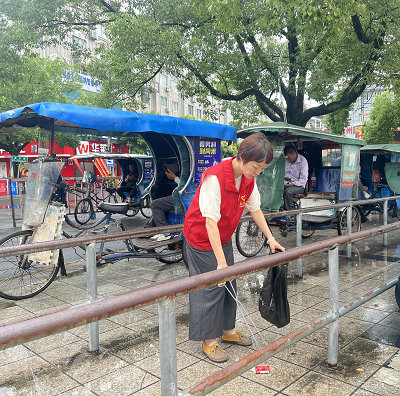 在南站周边开展环保志愿服务活动1.jpg 在南站周边开展环保志愿服务活动1.jpg